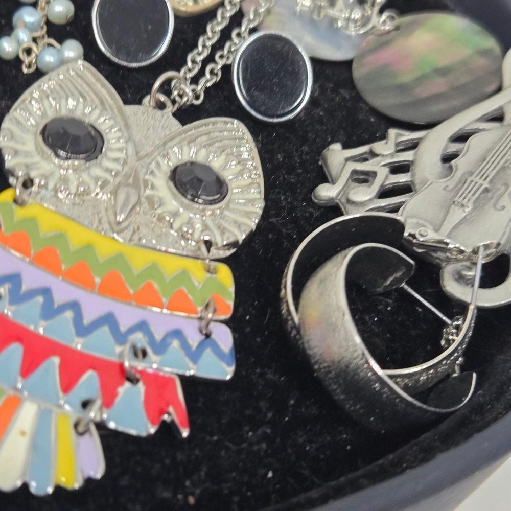 Silvertone Vintage to Modern Eclectic Jewelry Lot Crown‎ Trifari Napier WHBM - Picture 13 of 16